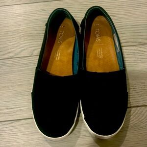 Tom’s size W 6.5 barely worn
